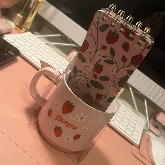 Beautiful and delicate cup with notepad and gold pen included. Strawberry design - Picture 2 of 2